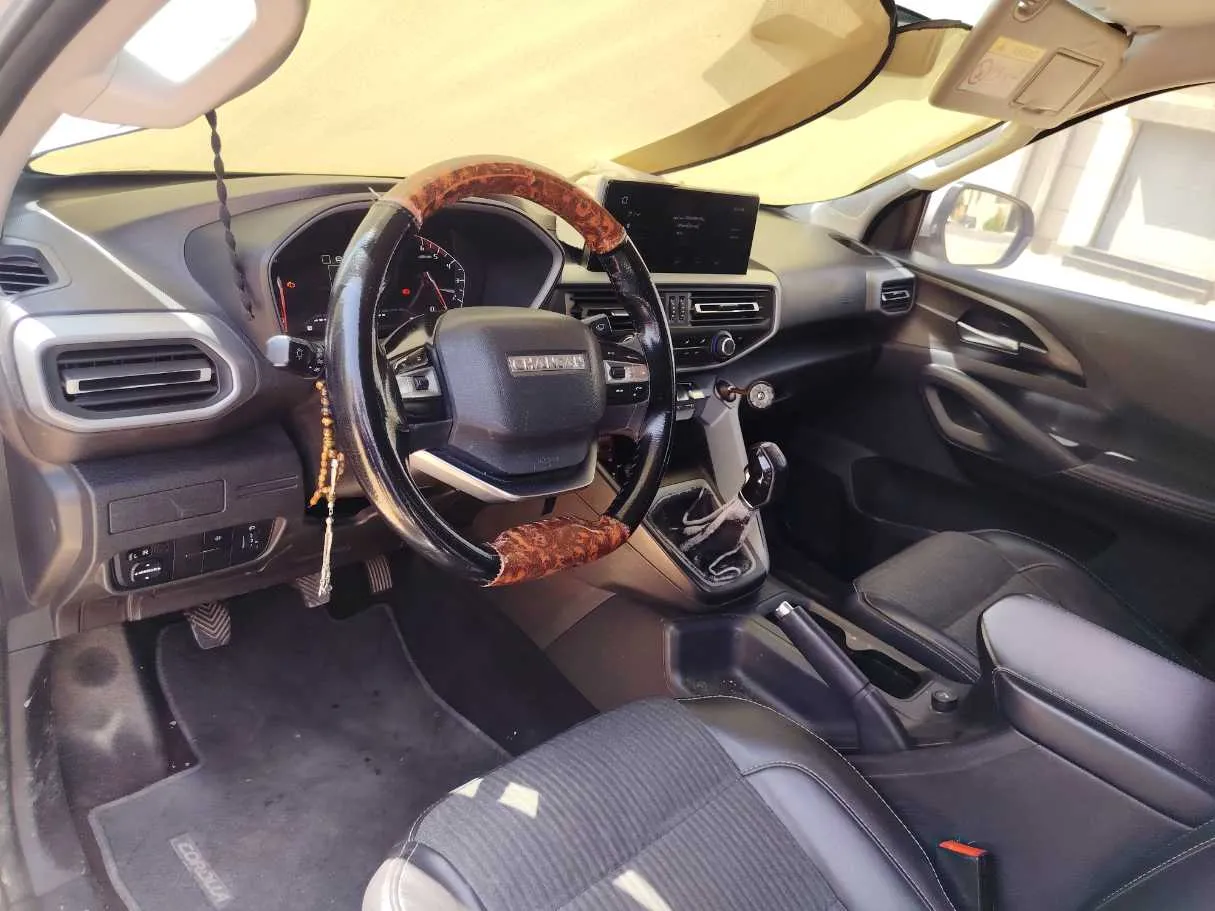 Car image 12