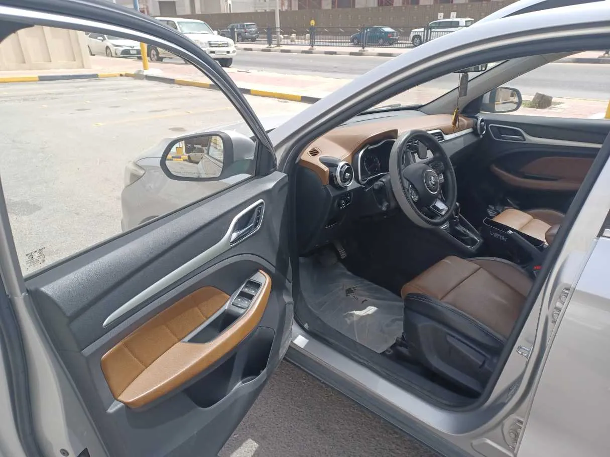 Car image 10