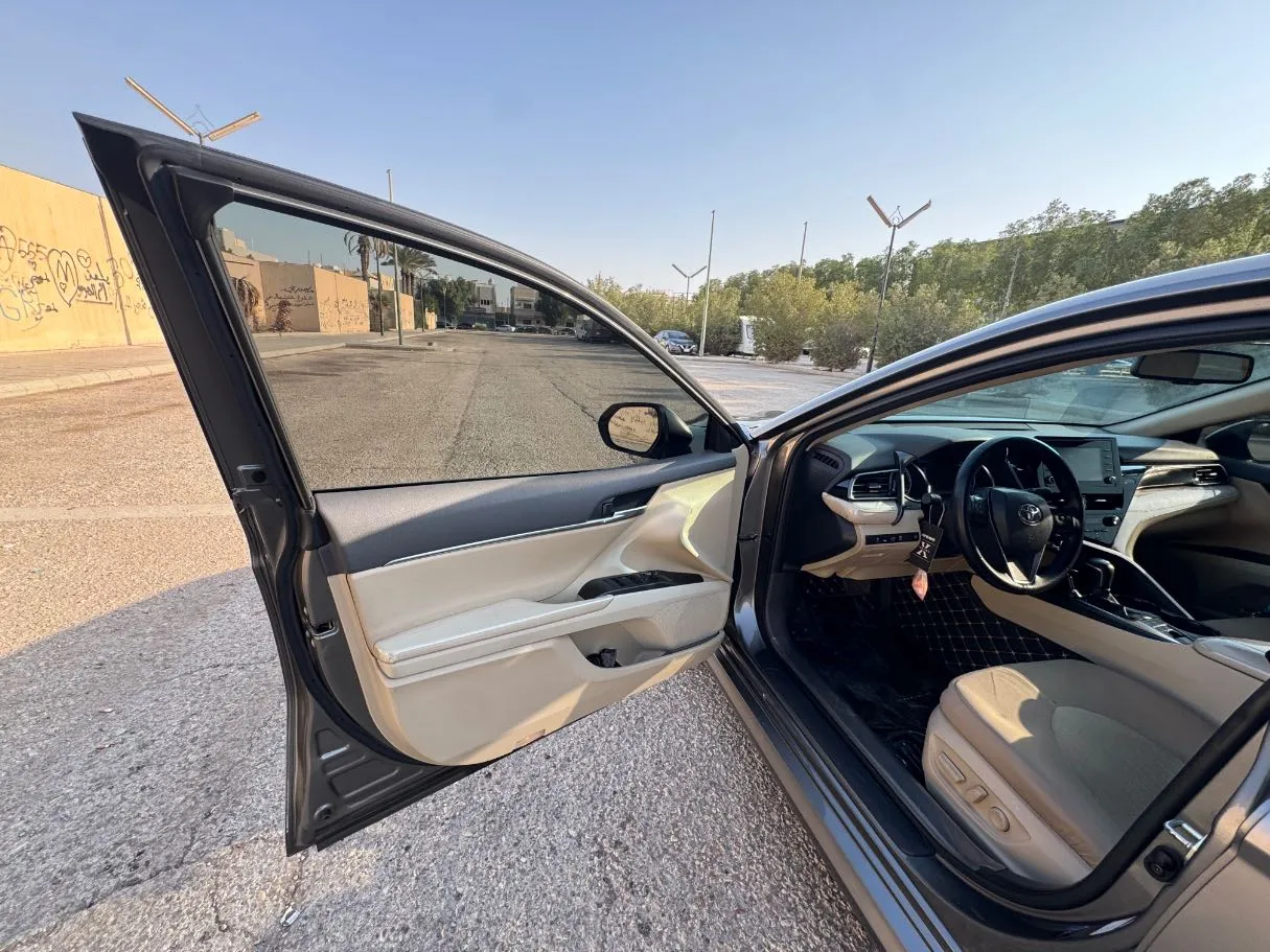 Car image 8