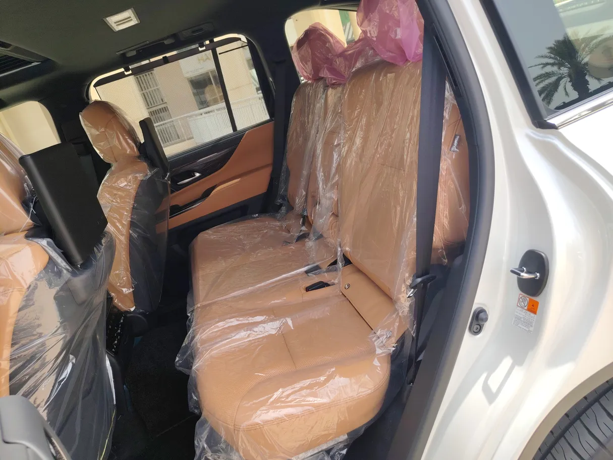 Car image 16