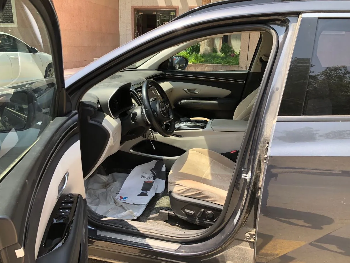 Car image 12