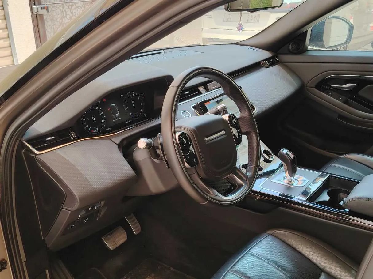 Car image 12