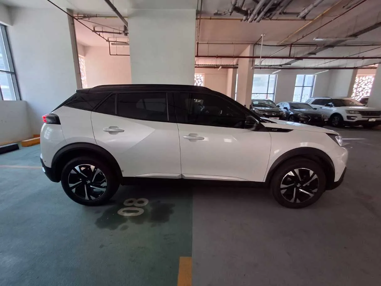 Car image 4