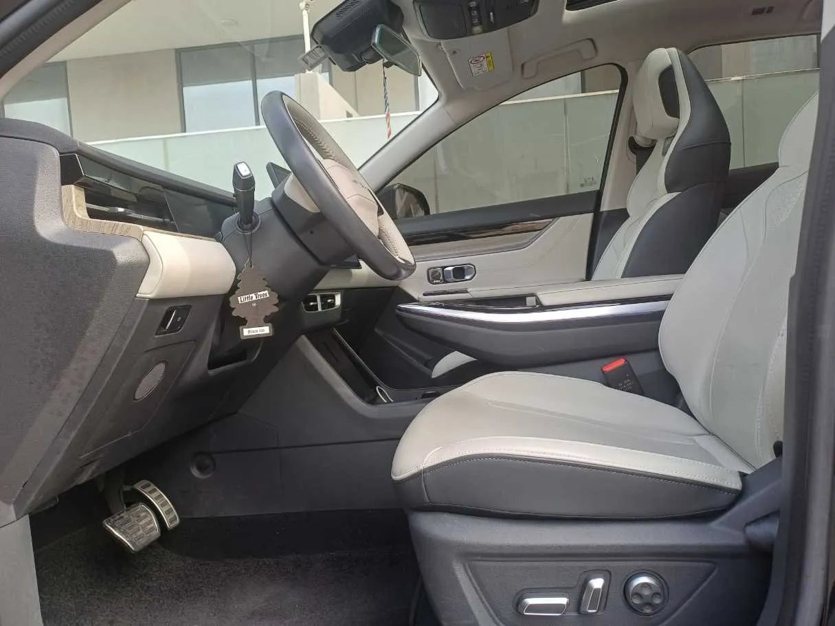 Car image 12
