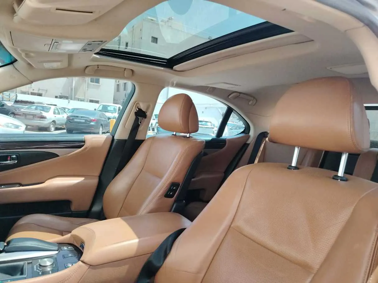 Car image 14