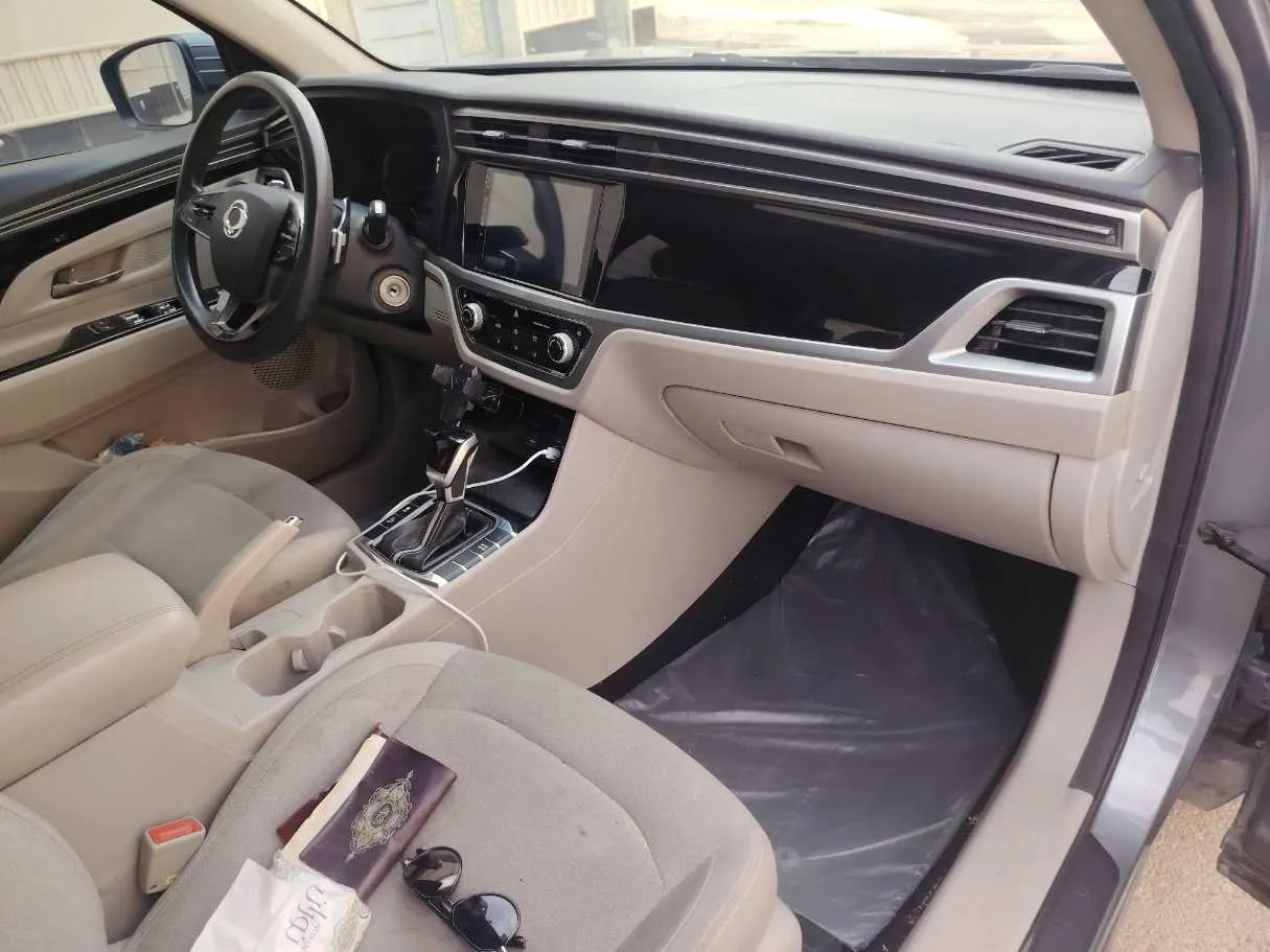 Car image 14