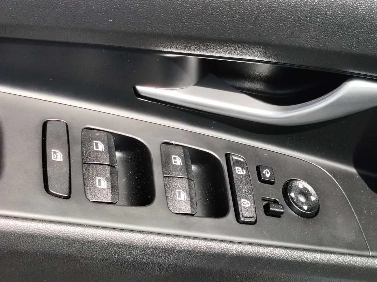 Car image 27