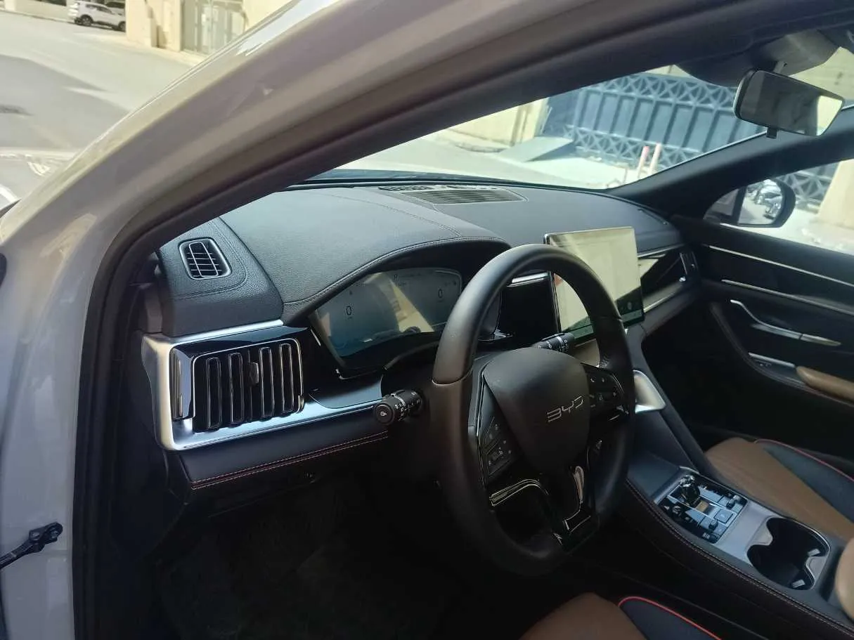 Car image 14