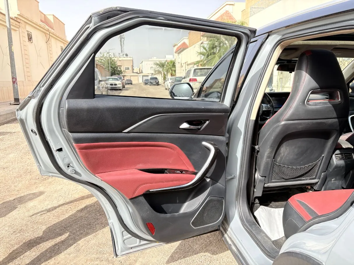 Car image 14