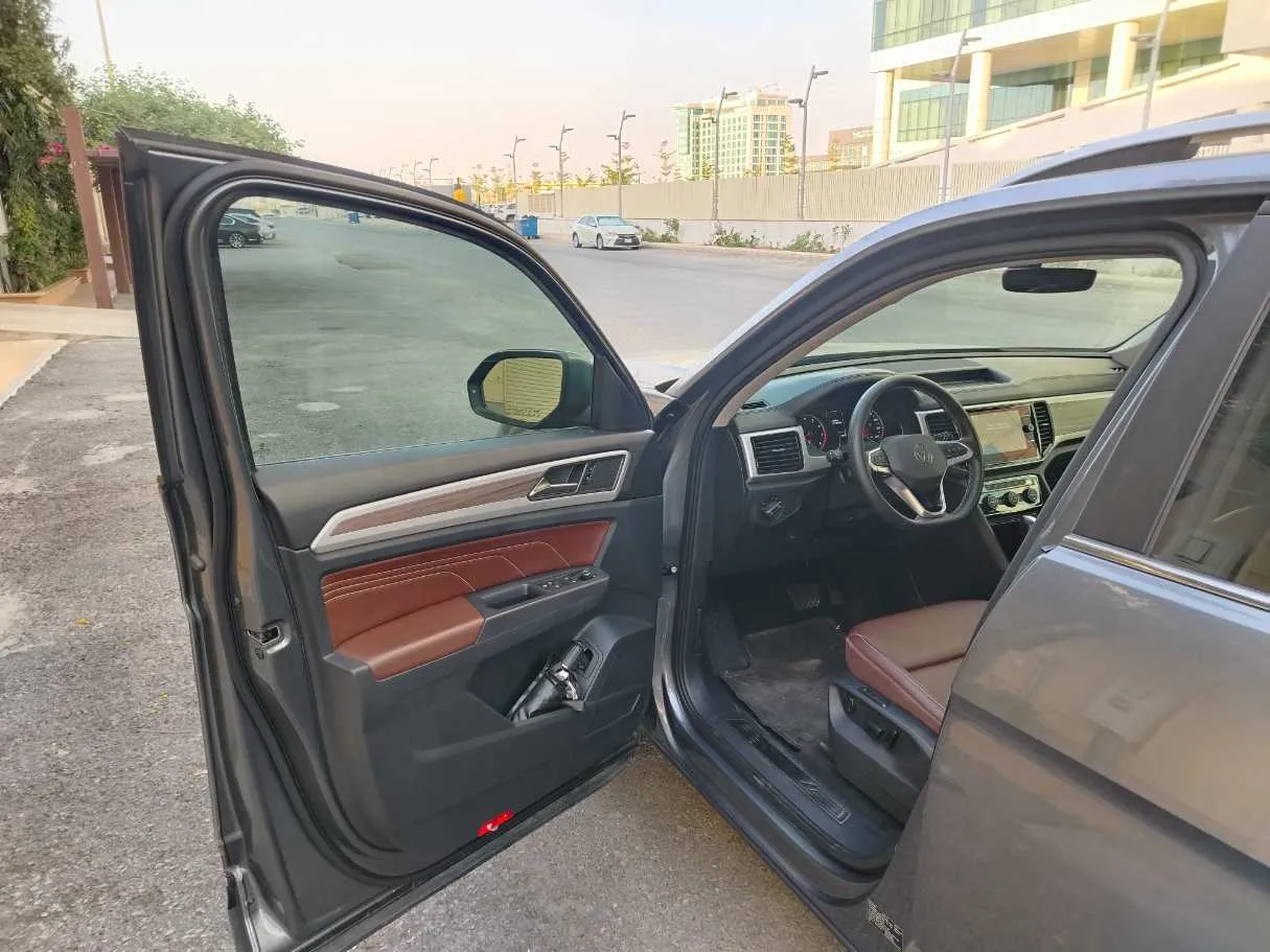 Car image 11