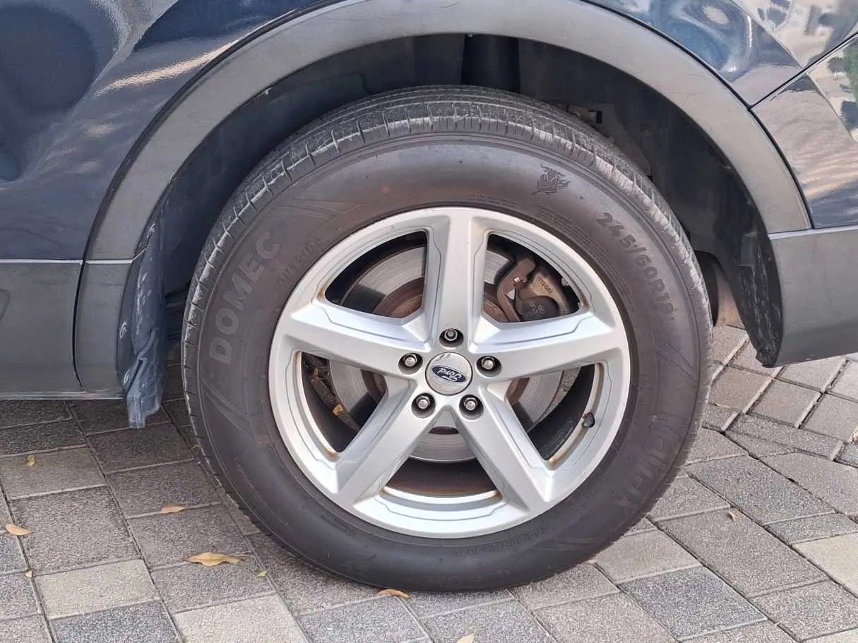 Car image 9