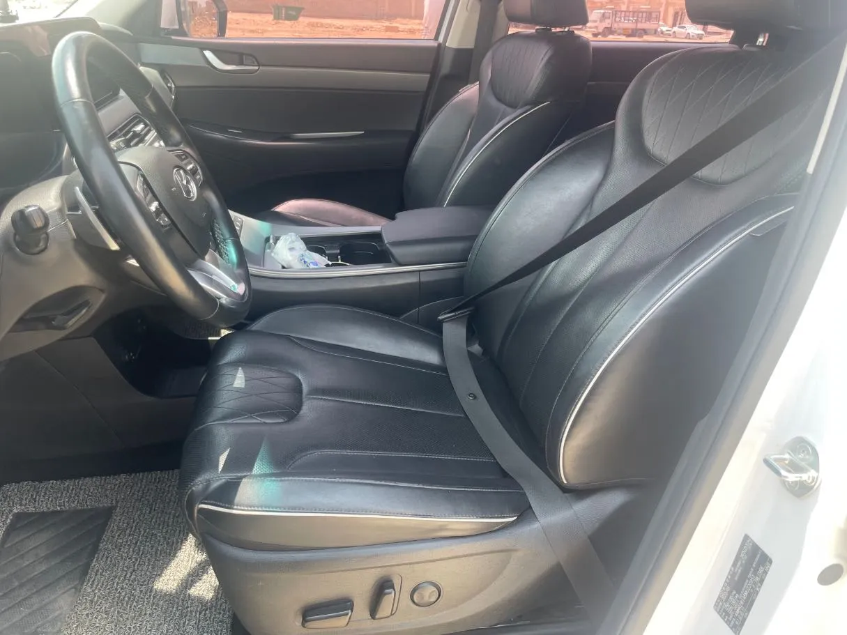 Car image 13