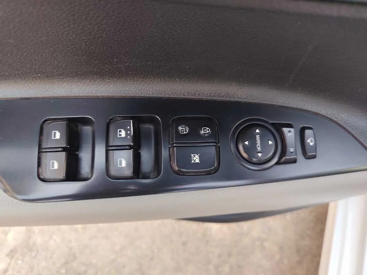 Car image 25