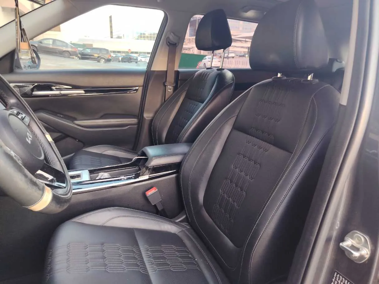 Car image 13