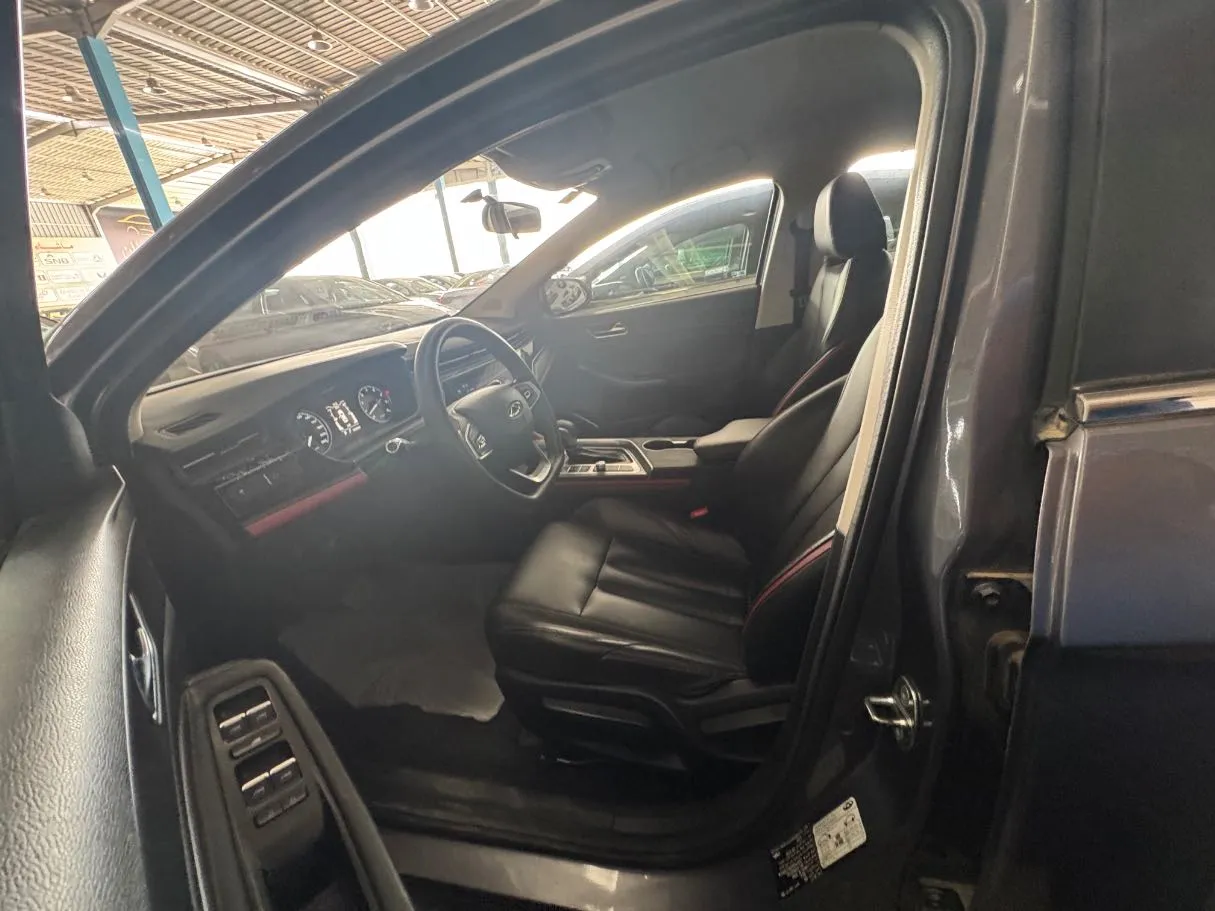Car image 9