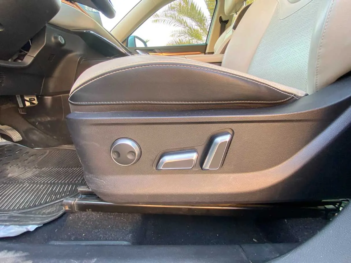 Car image 25