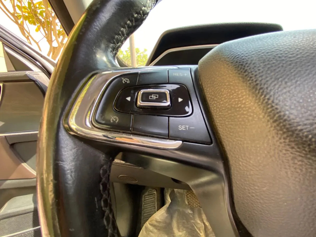 Car image 25