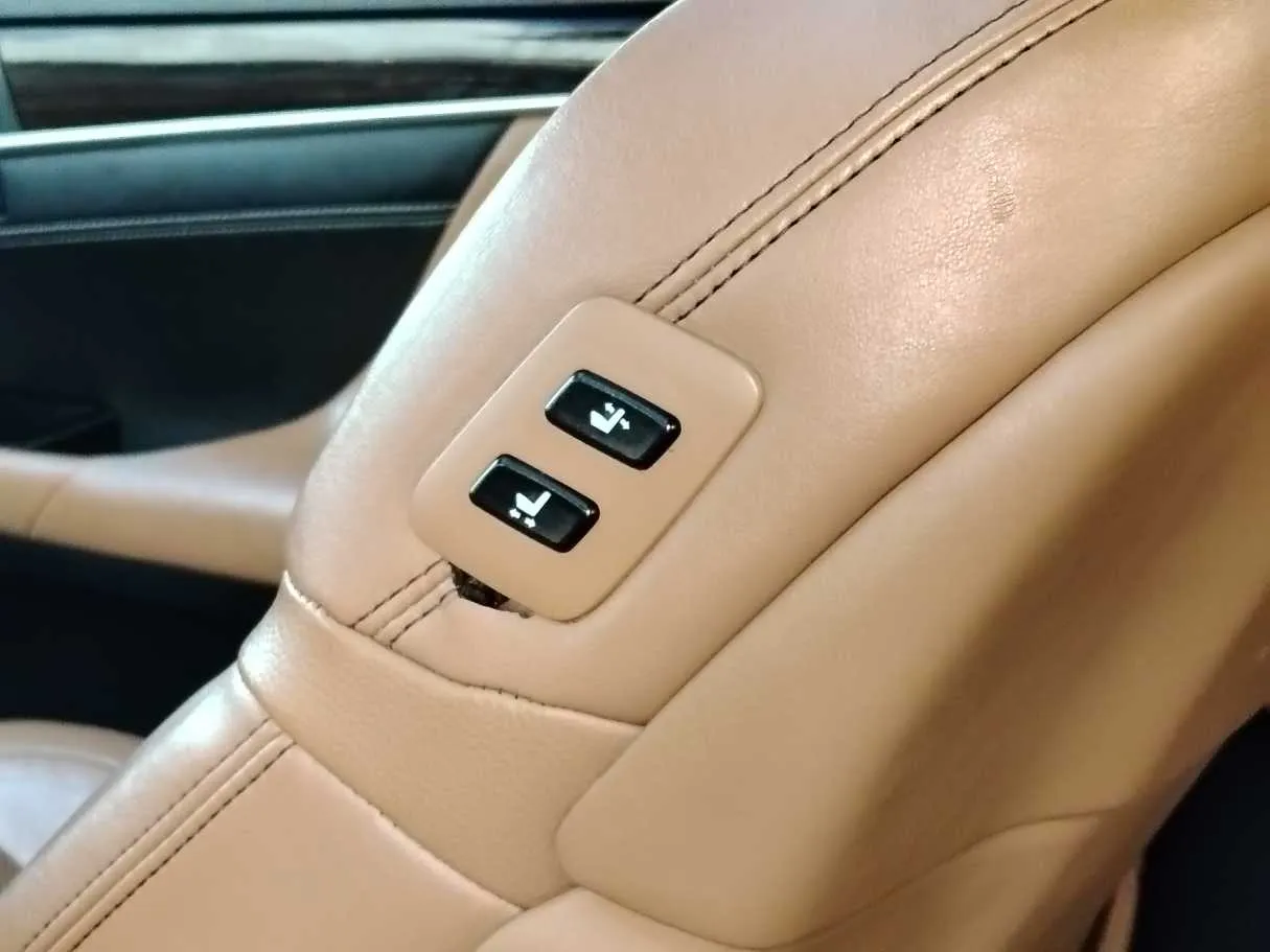 Car image 27