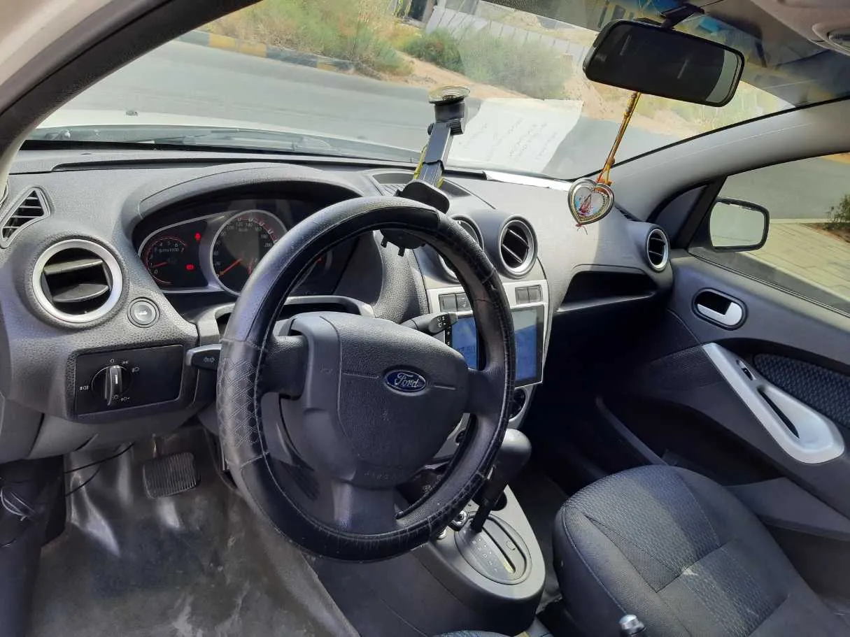 Car image 11