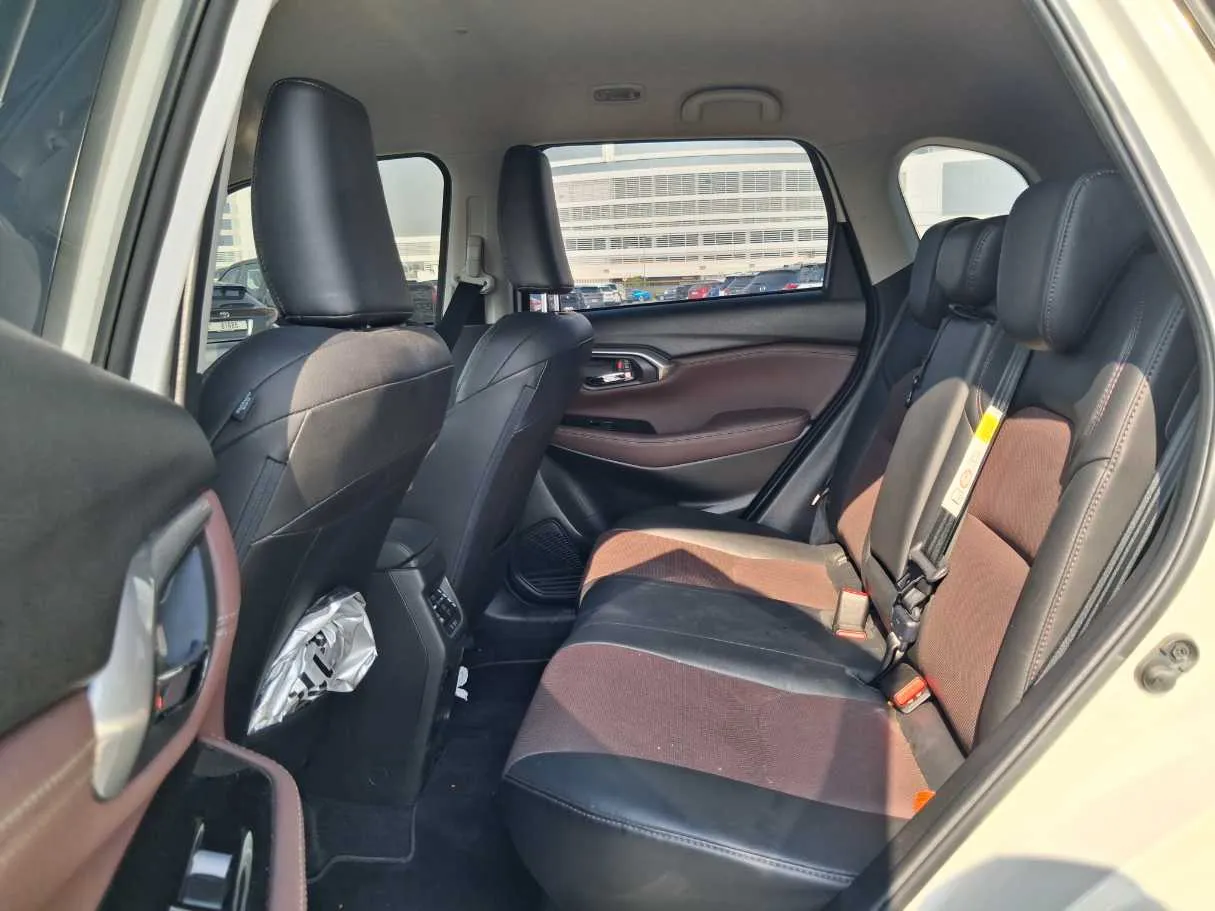 Car image 13