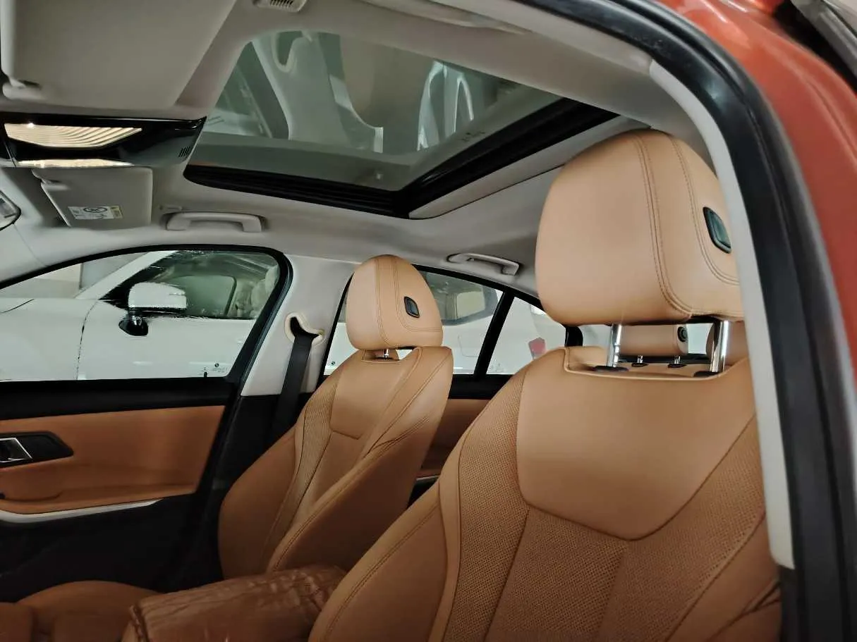 Car image 14