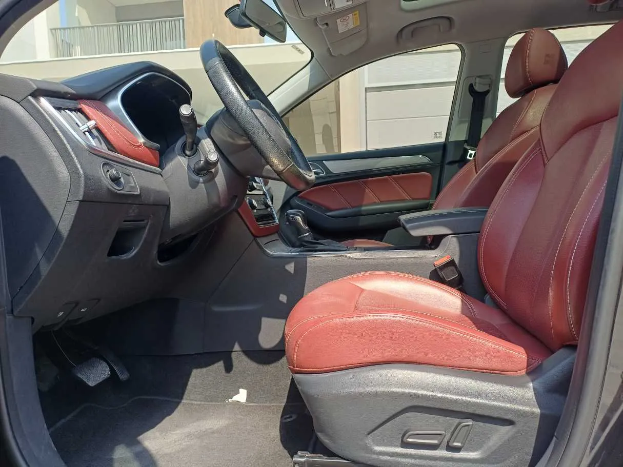 Car image 12