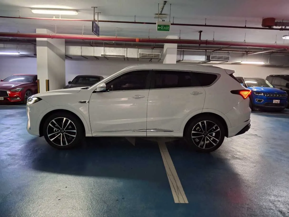 Car image 4