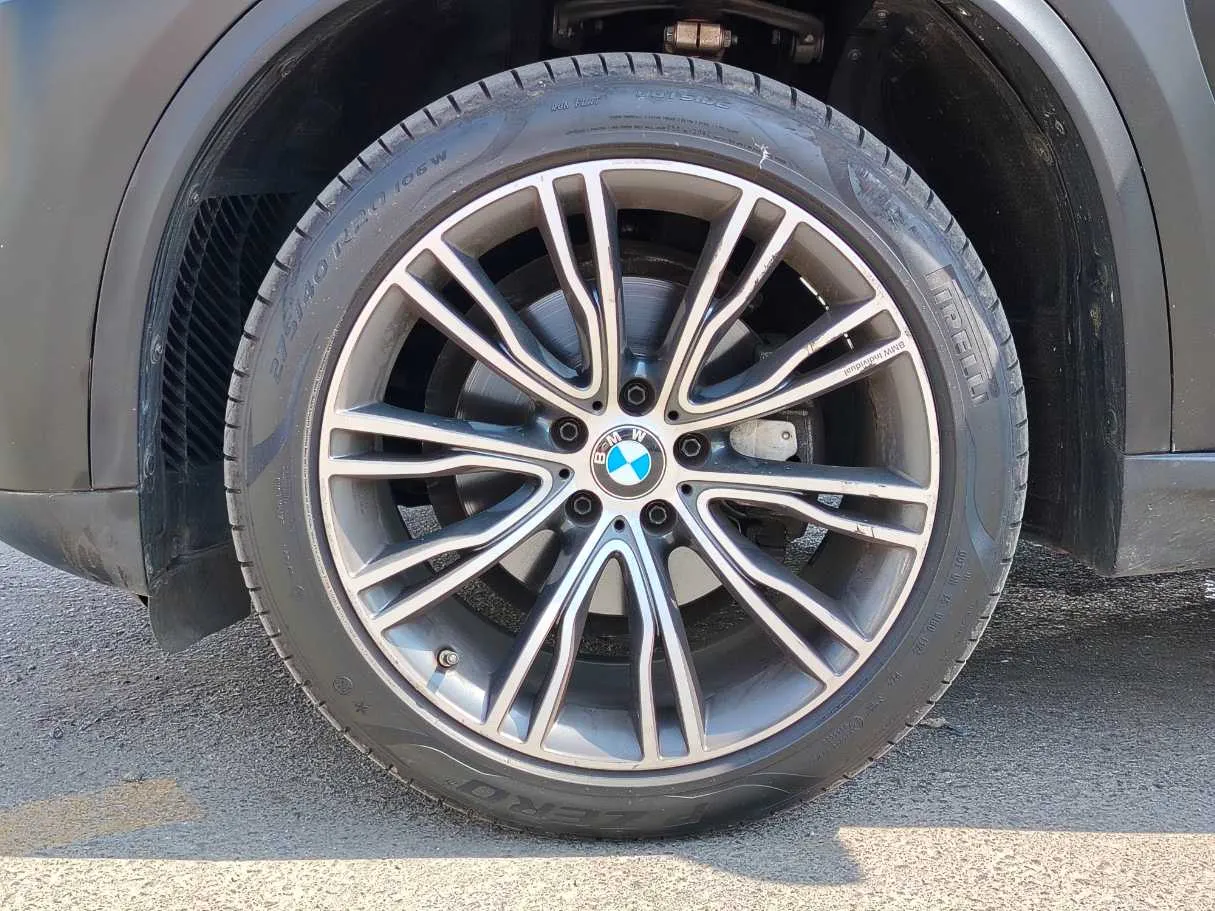 Car image 10