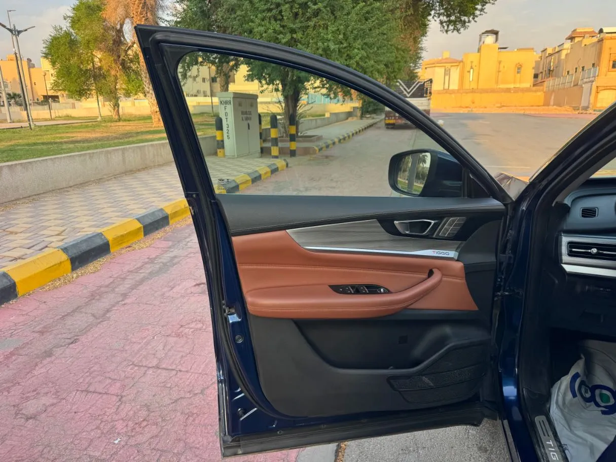 Car image 10