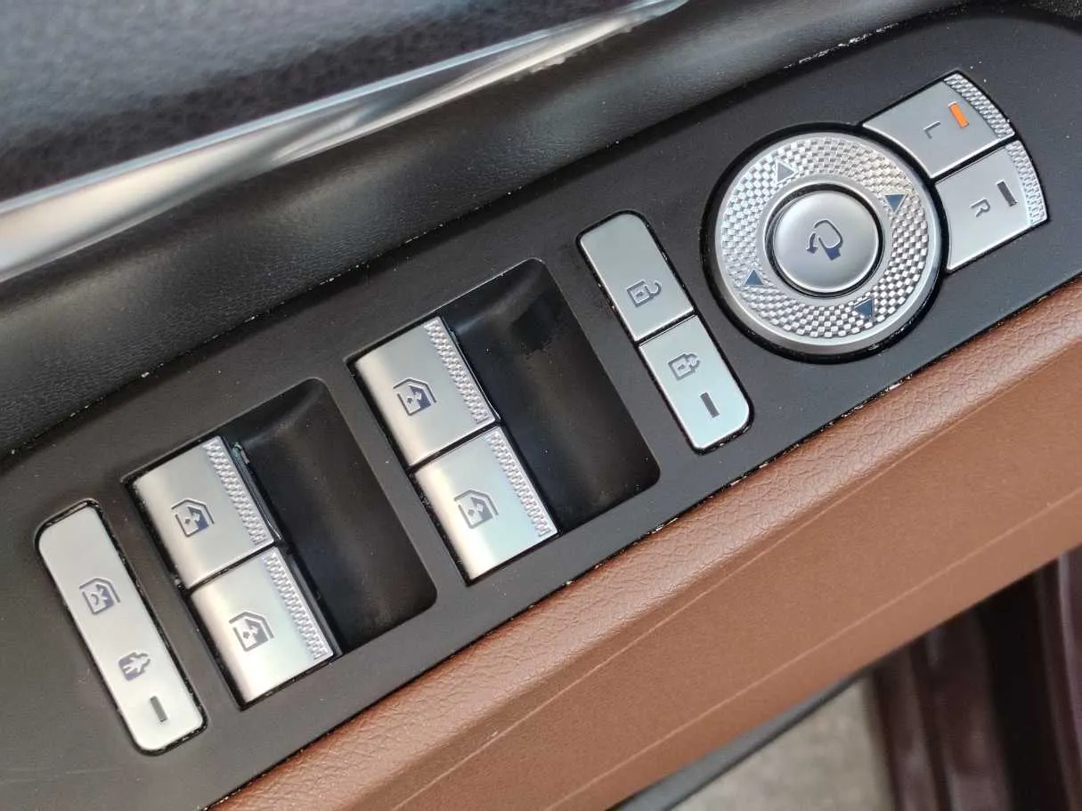 Car image 30