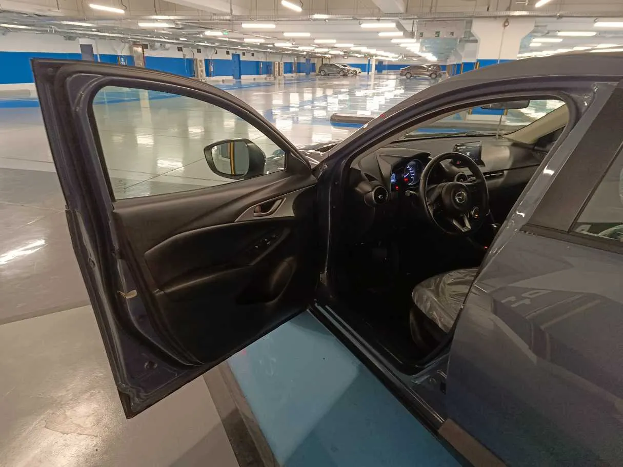Car image 12