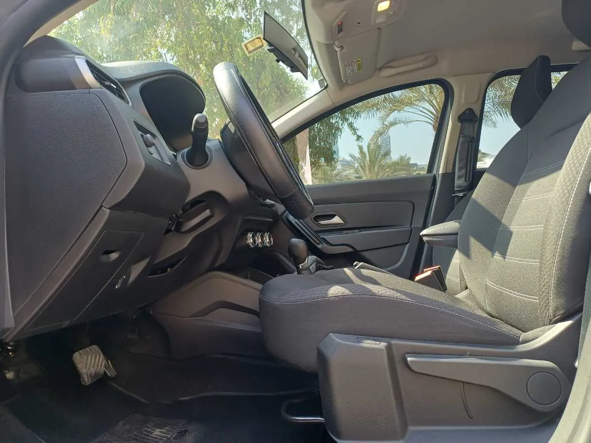 Car image 12