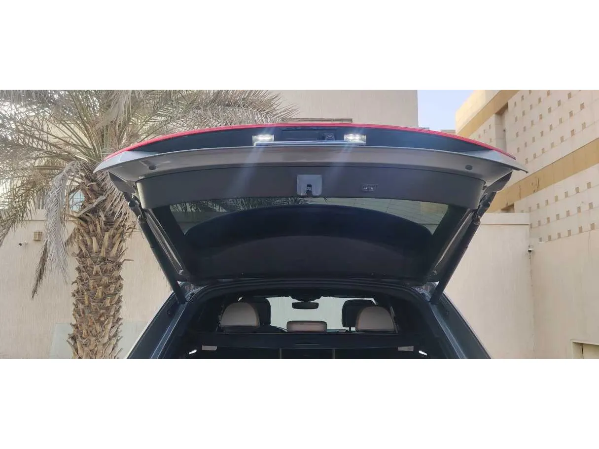 Car image 25