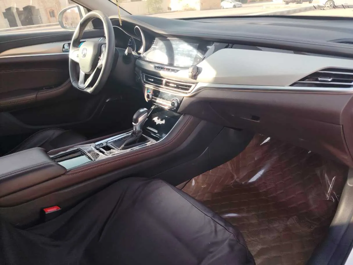 Car image 14