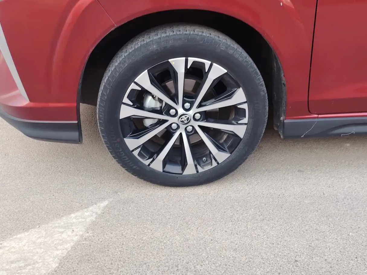 Car image 10