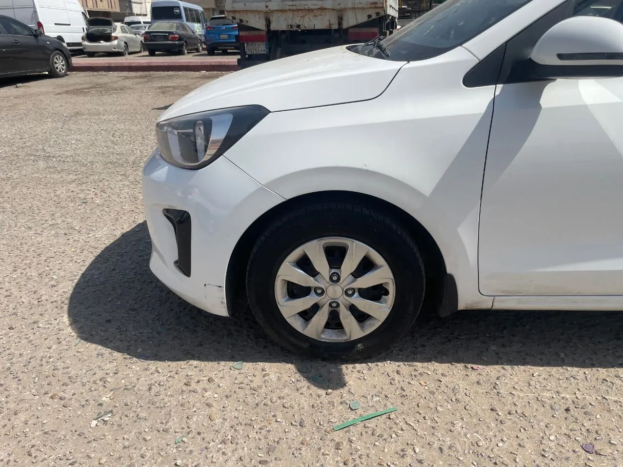 Car image 9