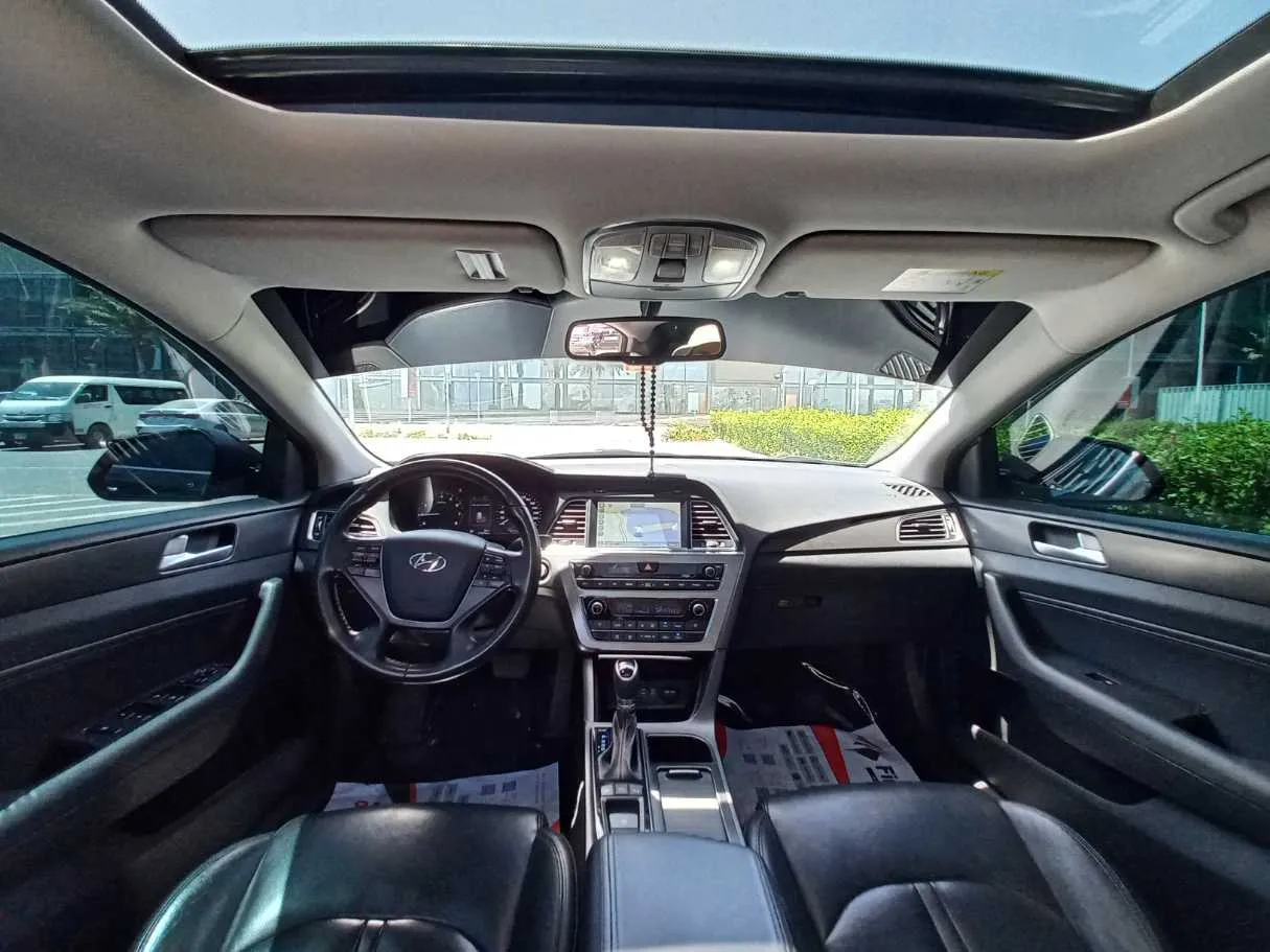 Car image 14