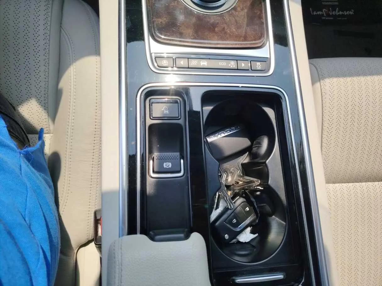 Car image 25