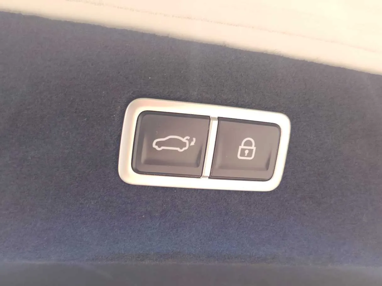 Car image 32
