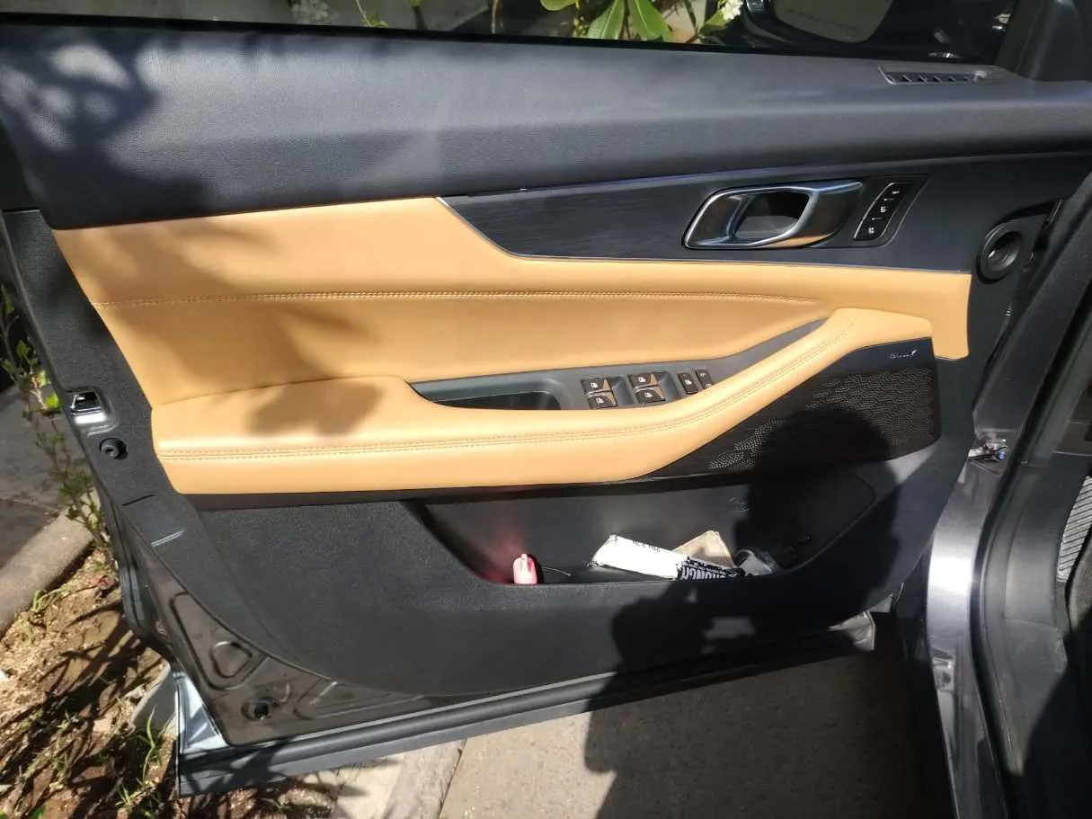 Car image 11