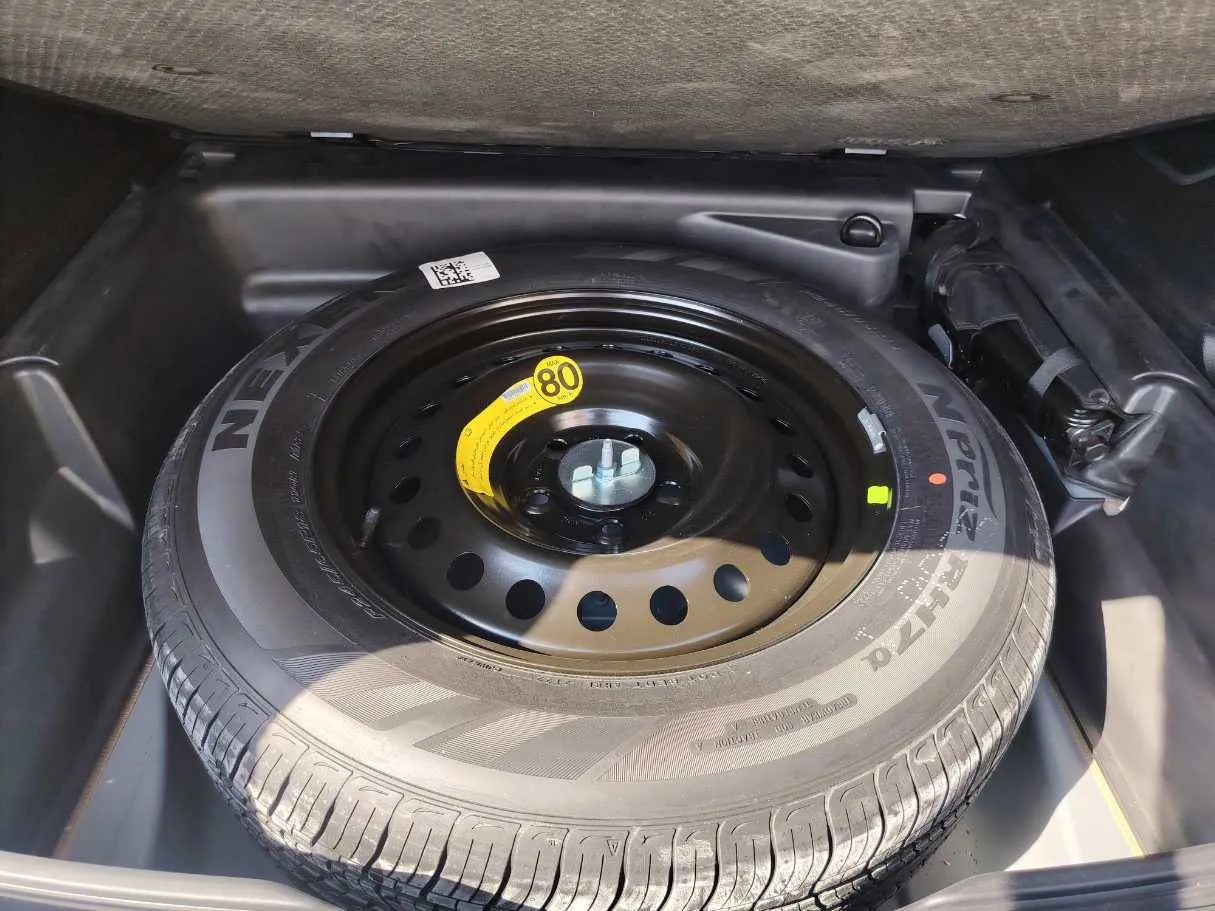Car image 30