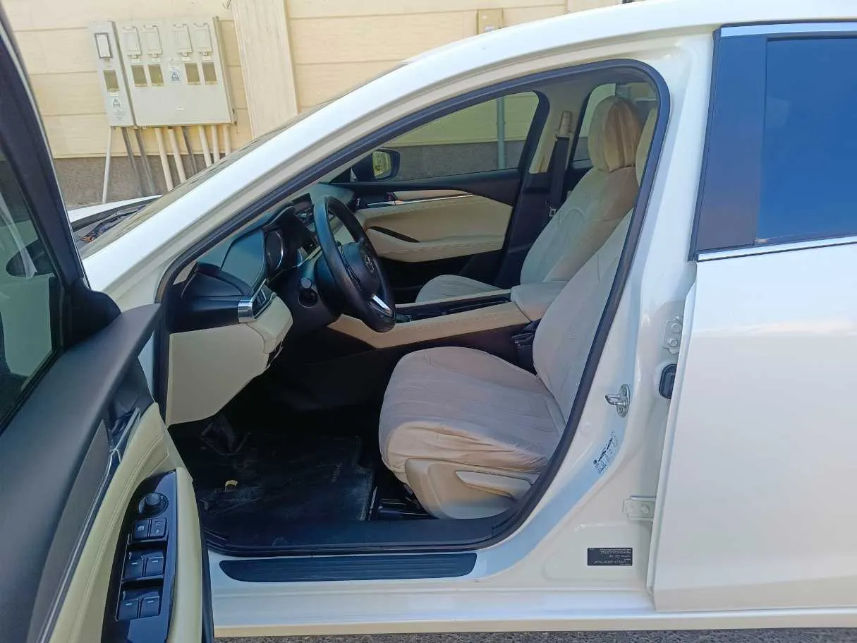 Car image 13