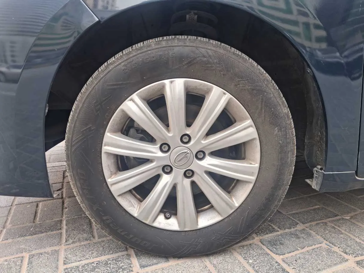 Car image 9