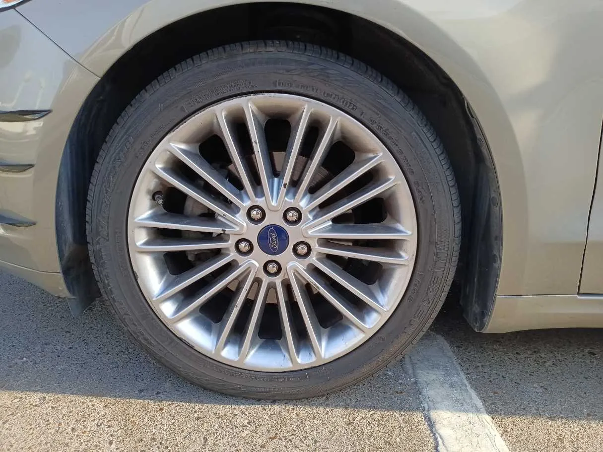 Car image 9