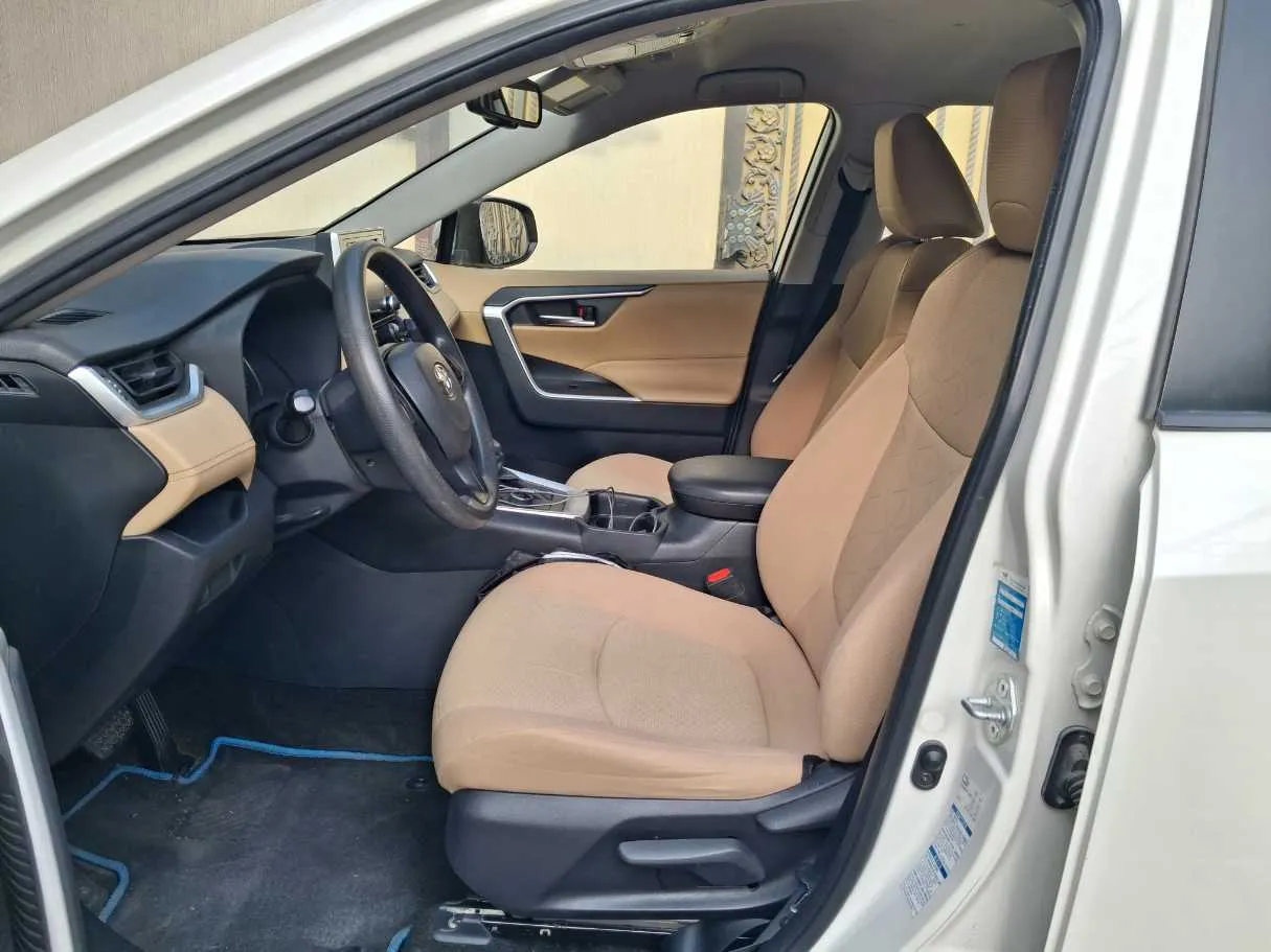 Car image 13