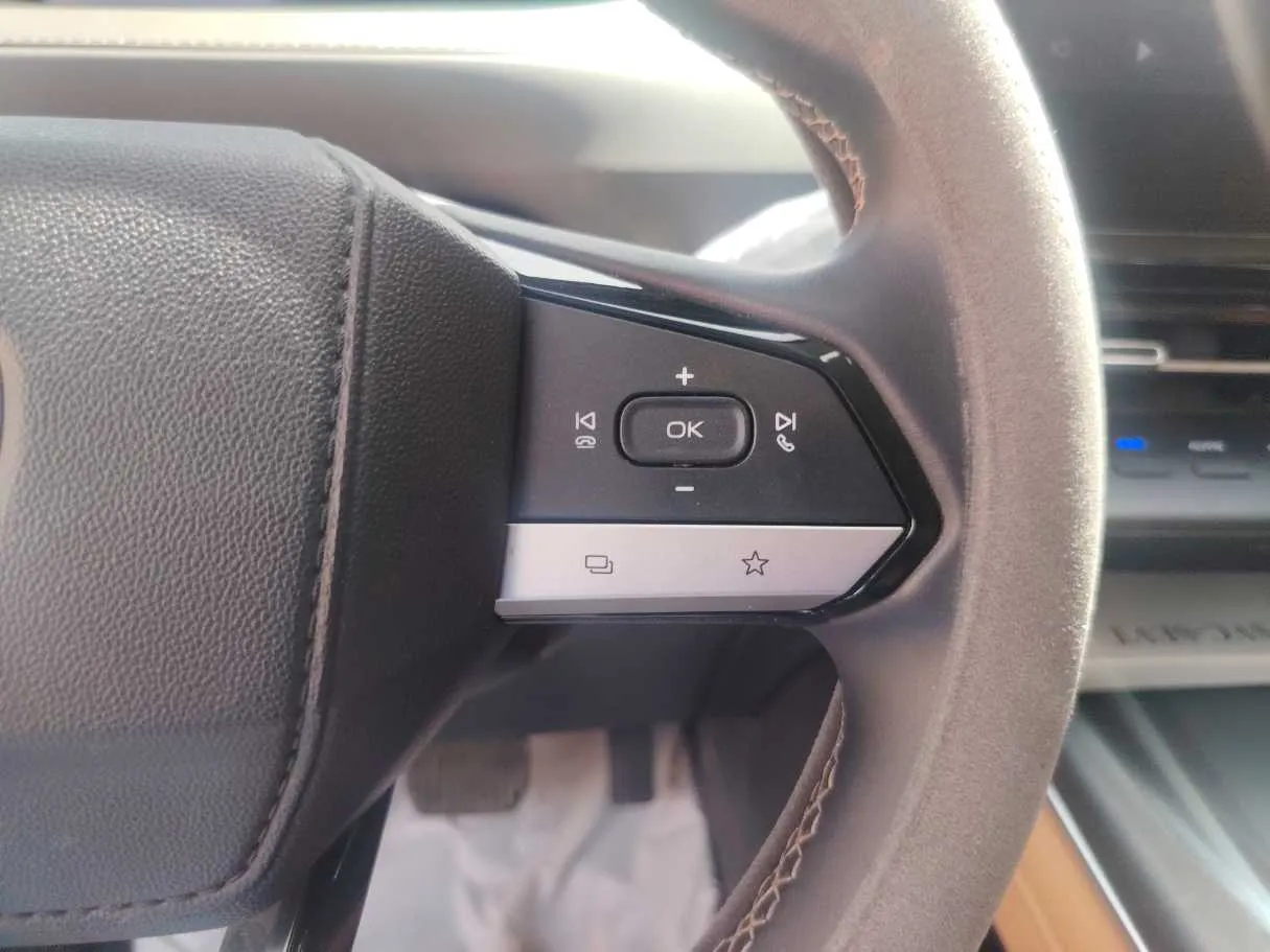 Car image 28