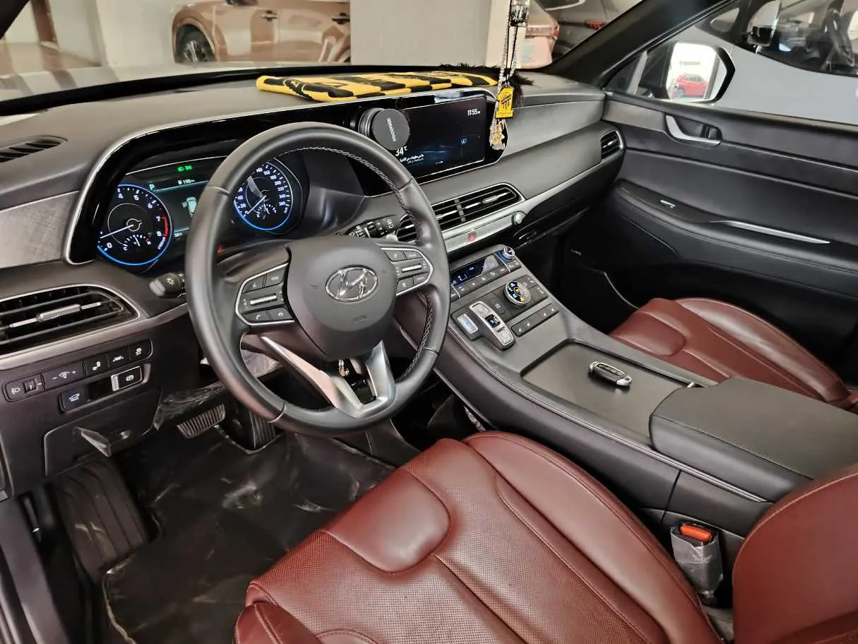 Car image 12