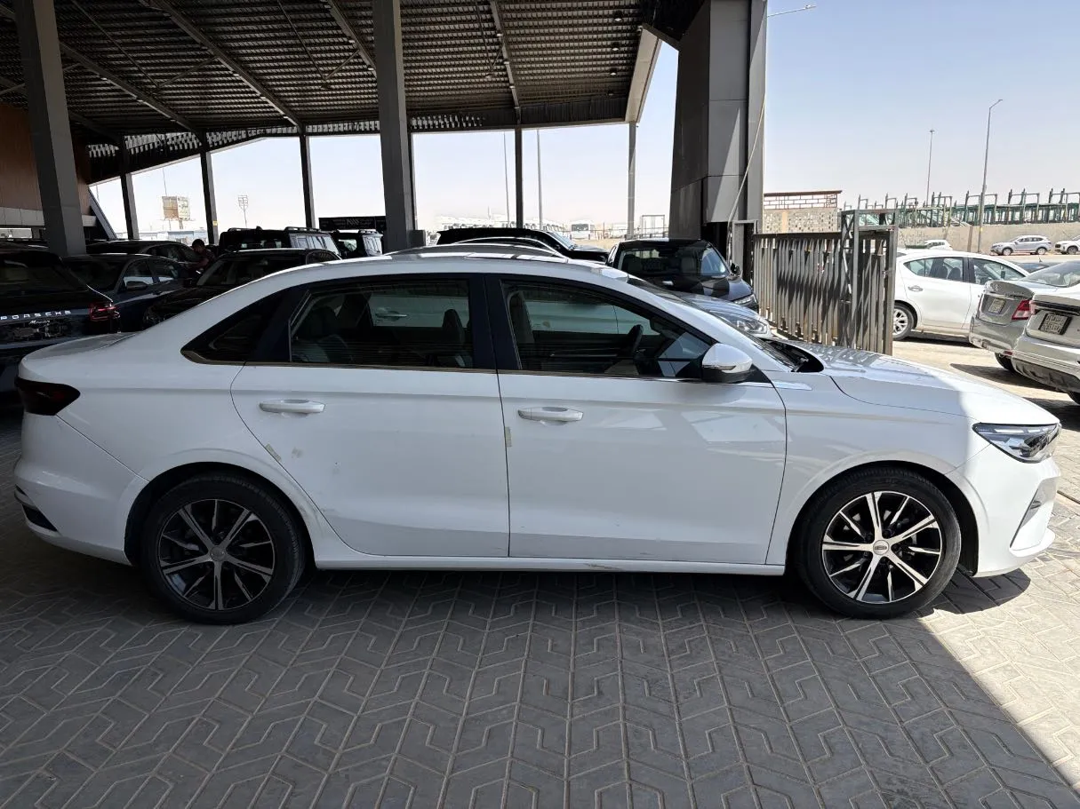 Car image 4