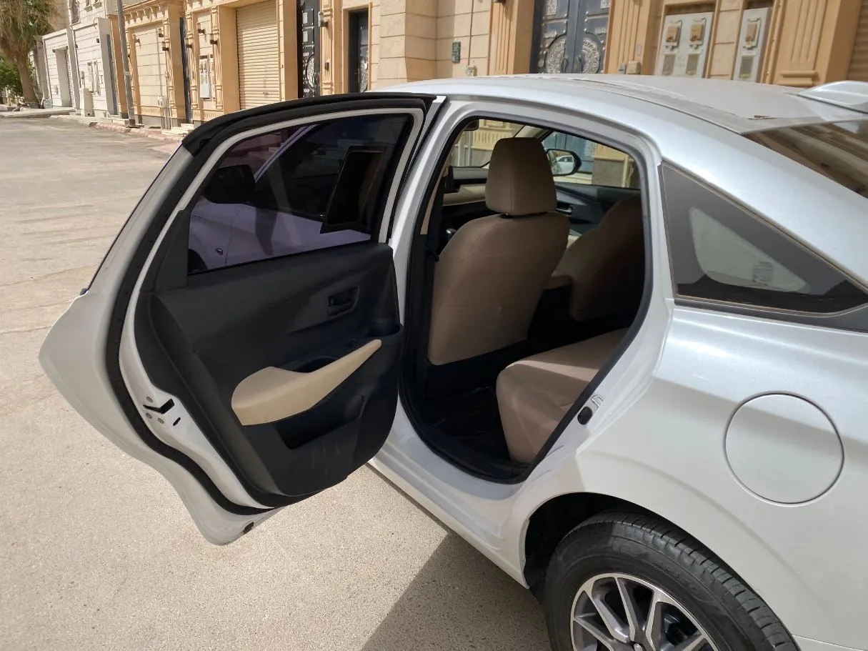 Car image 12