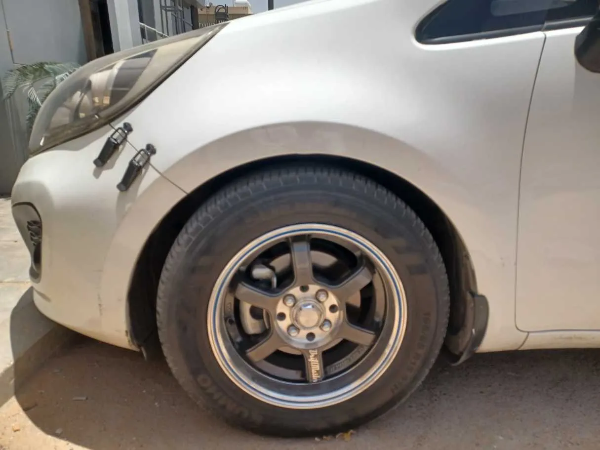 Car image 10